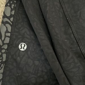Lululemon Speed tight 28” with pockets. Mid rise black on black print.